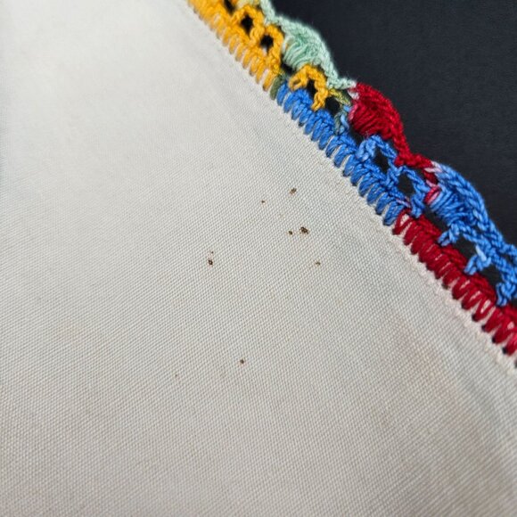 Vintage Hand-Embroidered Linen table runner floral basket design with picot edge - Picture 5 of 9